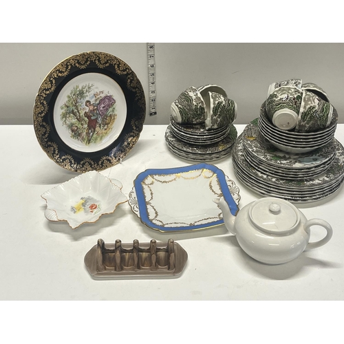 114 - A selection of ceramics including shelley