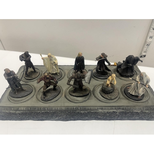 33 - 25 NLP Lord of the Rings metal figures 2003/4 with two stands a/f