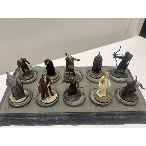 33 - 25 NLP Lord of the Rings metal figures 2003/4 with two stands a/f