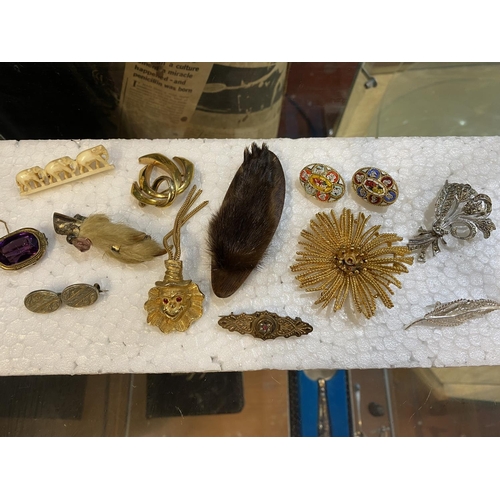 120 - A selection of assorted vintage brooches