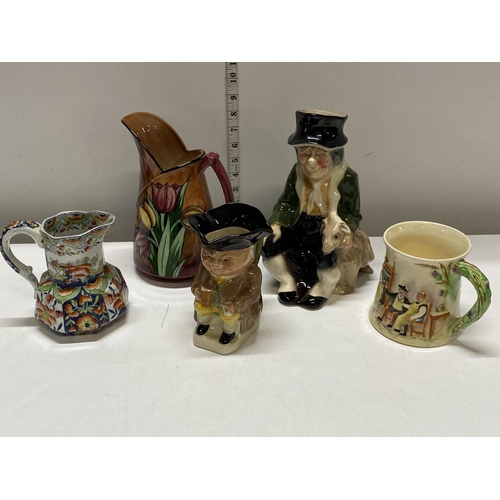 172 - A selection of assorted ceramics to include character jugs, Crown Devon tankard and other