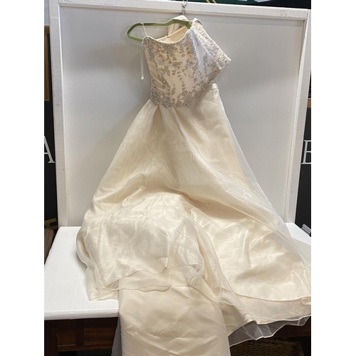 385 - A wedding dress