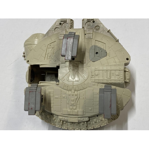 17 - A Star Wars Millennium Falcon 2001 Hasbro A/F