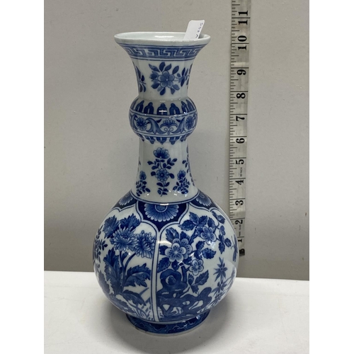 3 - A Chinese blue and white porcelain vase