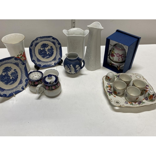 60 - A job lot of assorted collectable ceramics including Kaiser porcelain