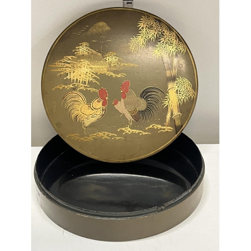 405 - A large Japanese papier mache lacquered circular box circa 1900 d28cm