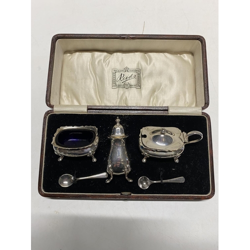 176A - A quality cased hallmarked silver cruet set, complete with glass liners