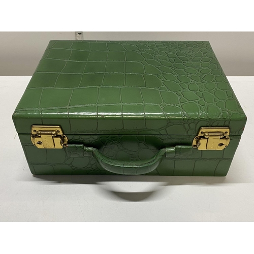 335B - A vintage American green synthetic jewellery box