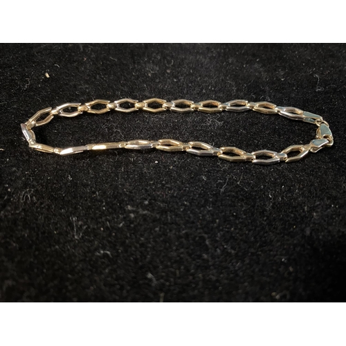 274 - A 9ct gold bracelet 2.89g