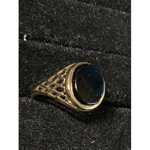 282 - A 9ct gold and black onyx ring 2.64g size R1/2