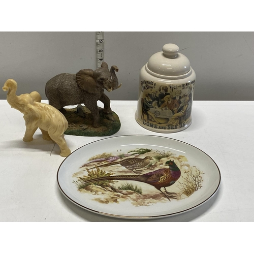 294 - A selection of collectables