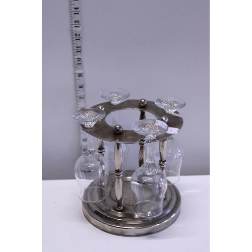 324A - A wine goblet carousel