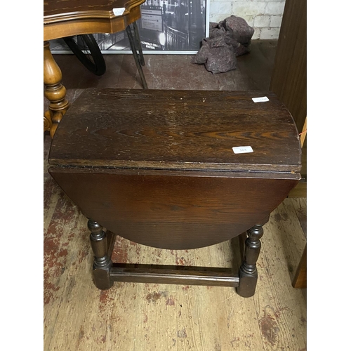 104 - A small dark oak drop leaf table.47cm x 53cm x 45cm. No shipping.