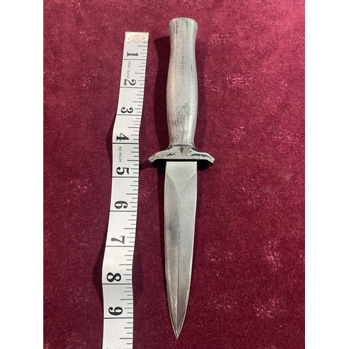 139 - A vintage Commando style fighting knife. over 18's / UK post only