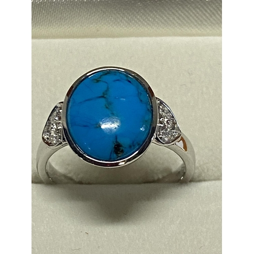 168 - A hallmarked 18ct gold and turquoise ring. 3.93 grams total weight. Size M