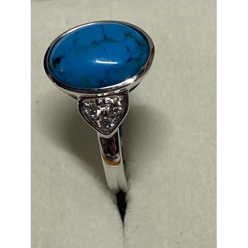 168 - A hallmarked 18ct gold and turquoise ring. 3.93 grams total weight. Size M