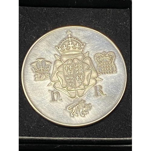 198D - A large hallmarked silver coin commemorating the reign of King Henry VII 40.38 grams