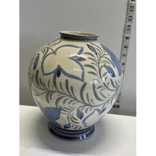 67 - A vintage Wade vase h23cm