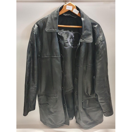 377 - A Gentleman's leather coat size M