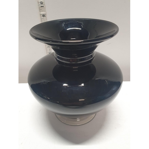 39 - A blue art glass vase h22cm