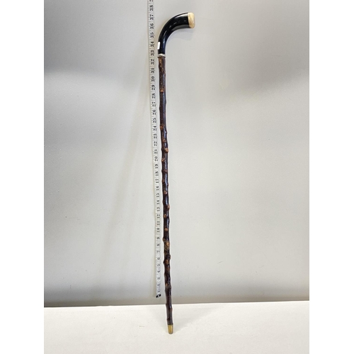 132 - A vintage walking cane with a horn handle.  no shipping