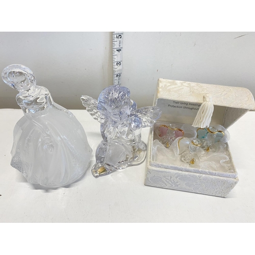 186 - A selection of assorted glass angels and other, shipping unavailable