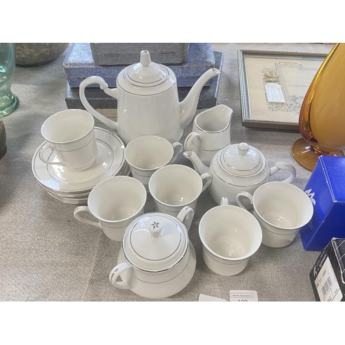 199 - A Royal Norfolk bone china tea service. 16 pieces. No shipping.