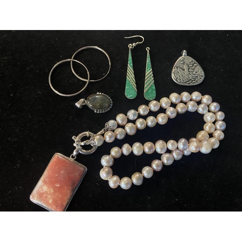 232 - A selection of 925 & white metal jewellery