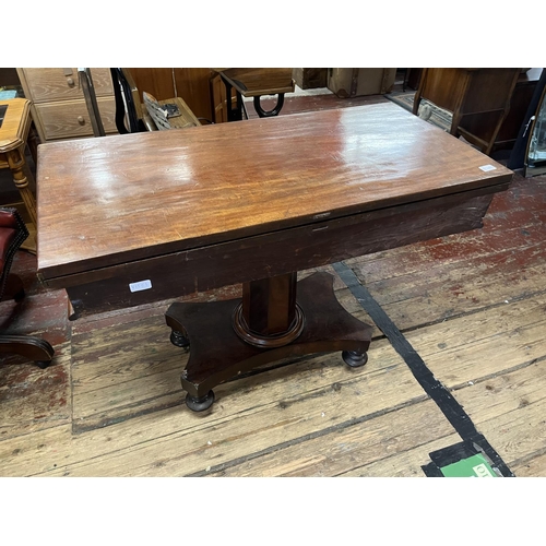 87A - A early Victorian swivel  & flip top table with storage under. Open size : 102cm x 100cm x 75cm tall... 