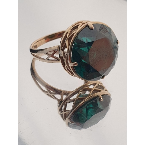 152 - A 14ct and green stone ring 6.25g