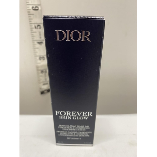 53 - A Dior forever skin glow