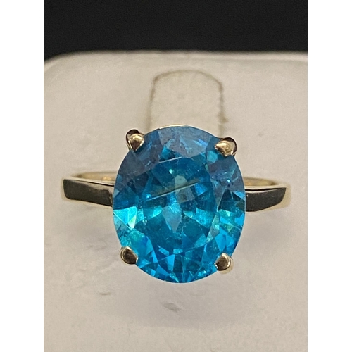 156A - A large 14ct gold and blue stone ring size S 6.47g