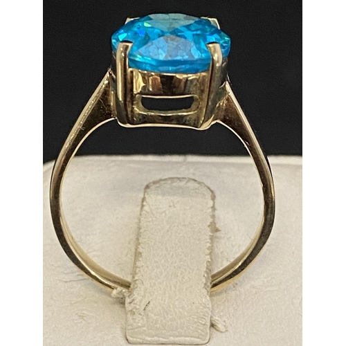 156A - A large 14ct gold and blue stone ring size S 6.47g