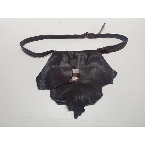 21 - A vintage ladies leather shoulder bag