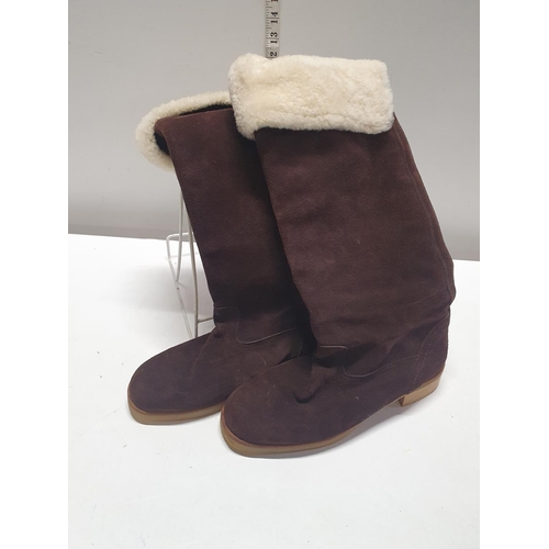 22 - A pair of ladies brown suede boots size 6/7 (slight wear)