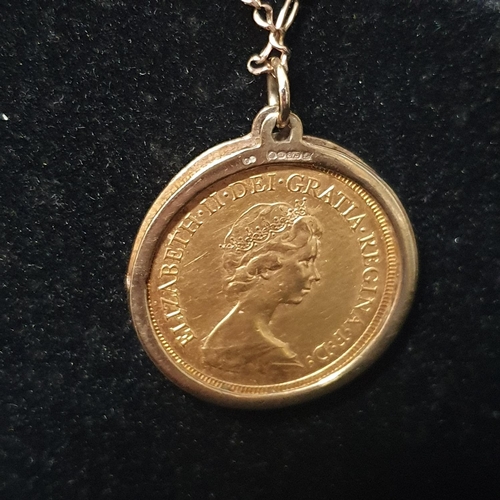 81 - A 1980 22ct gold full sovereign set in a 9ct gold mount & 9ct chain. Total weight 12.83 grams.