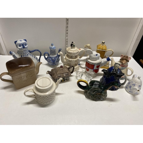 232 - A job lot of assorted novelty teapots including Leeds Cream Ware, Tony Carter, Carlton Ware, Wade et... 