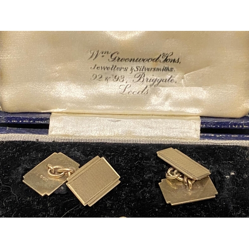 111 - A pair of hallmarked 9ct gold cufflinks 5.67g