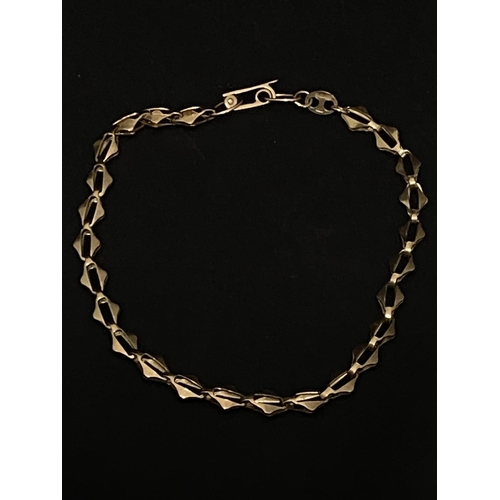 118 - A 9ct gold bracelet 3g