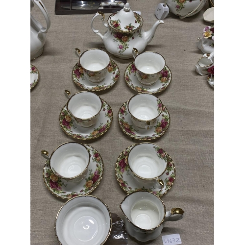 13 - A Royal Albert Old Country Roses tea service 15 pieces, shipping unavailable