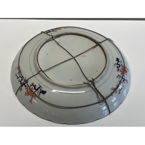 19 - A large Japanese Imari late 19th century hand painted charger with a scalloped edge d43cm,