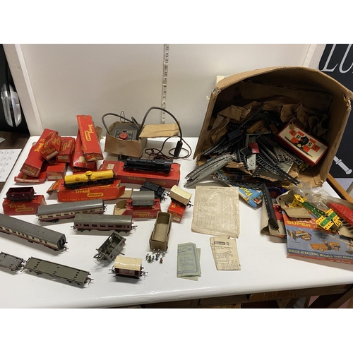 190 - A box full of assorted vintage 00 gauge railway models, mostly Triang. Includes railway loco, carria... 