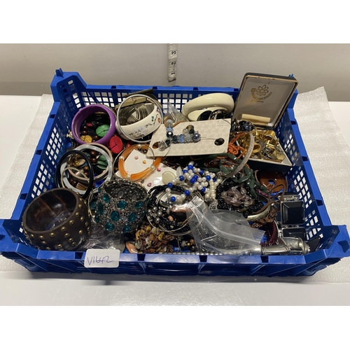 164 - A job lot of assorted costume jewellery