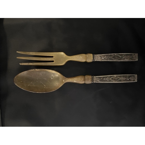 105 - A antique French Christofle silver handled and horn salad servers (slight damage to horn)