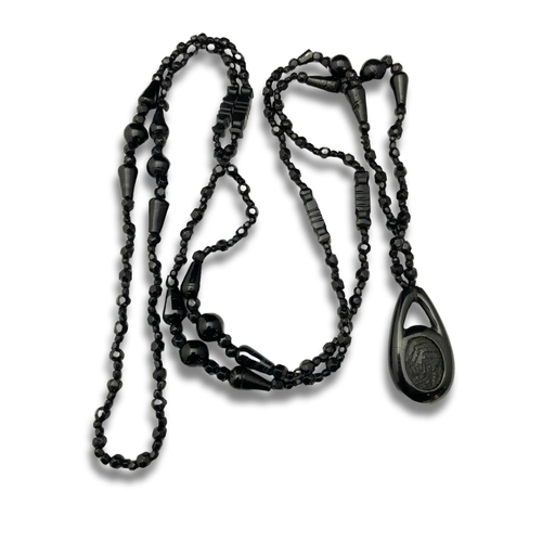 133 - A antique Victorian Whitby Jet mourning necklace & pendant