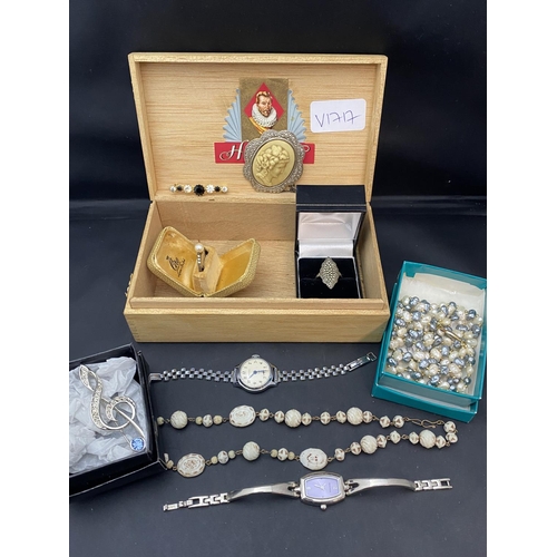 137 - A selection of assorted costume jewellery