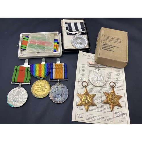 142 - A selection of first and second world war medals 
(WW1 medals awarded 33145 Pte W Banks, Lincolnshir... 