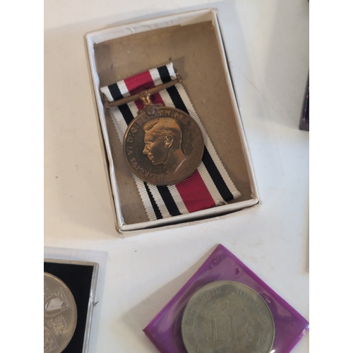 100 - A Collection of British and American Commemorative Medals and Coins, including Two Cased 'Festival o... 