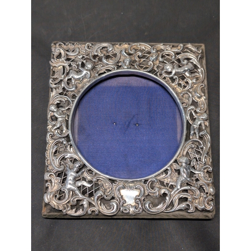 135 - Edwardian William Comyns Sterling Silver Photo Frame, 1901 15x16cm