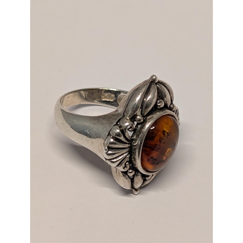 148 - A Vintage Sterling Silver 925 Baltic Amber Cabochon Ring